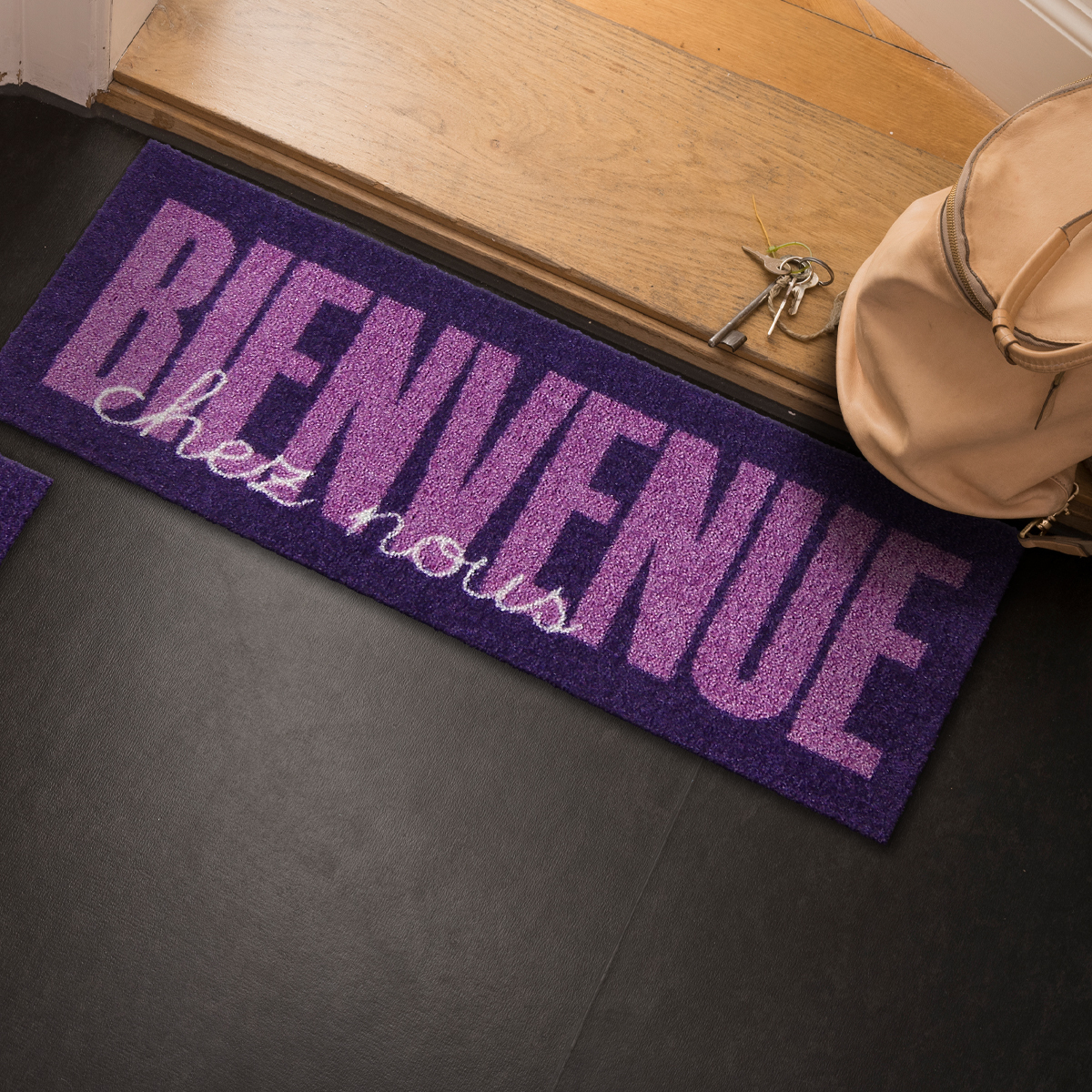 salonloewe-bienvenue-type-violet-minimatte-30-x-75-cm image 2