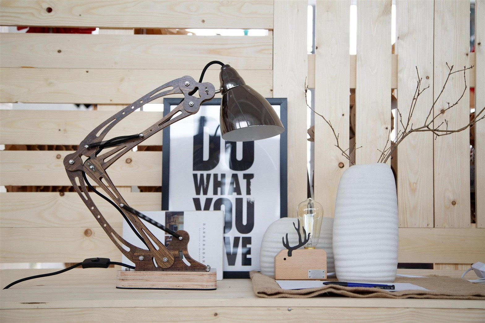 kayoom-tischlampe-merop-naturholz-im-mechanic-stil image 2