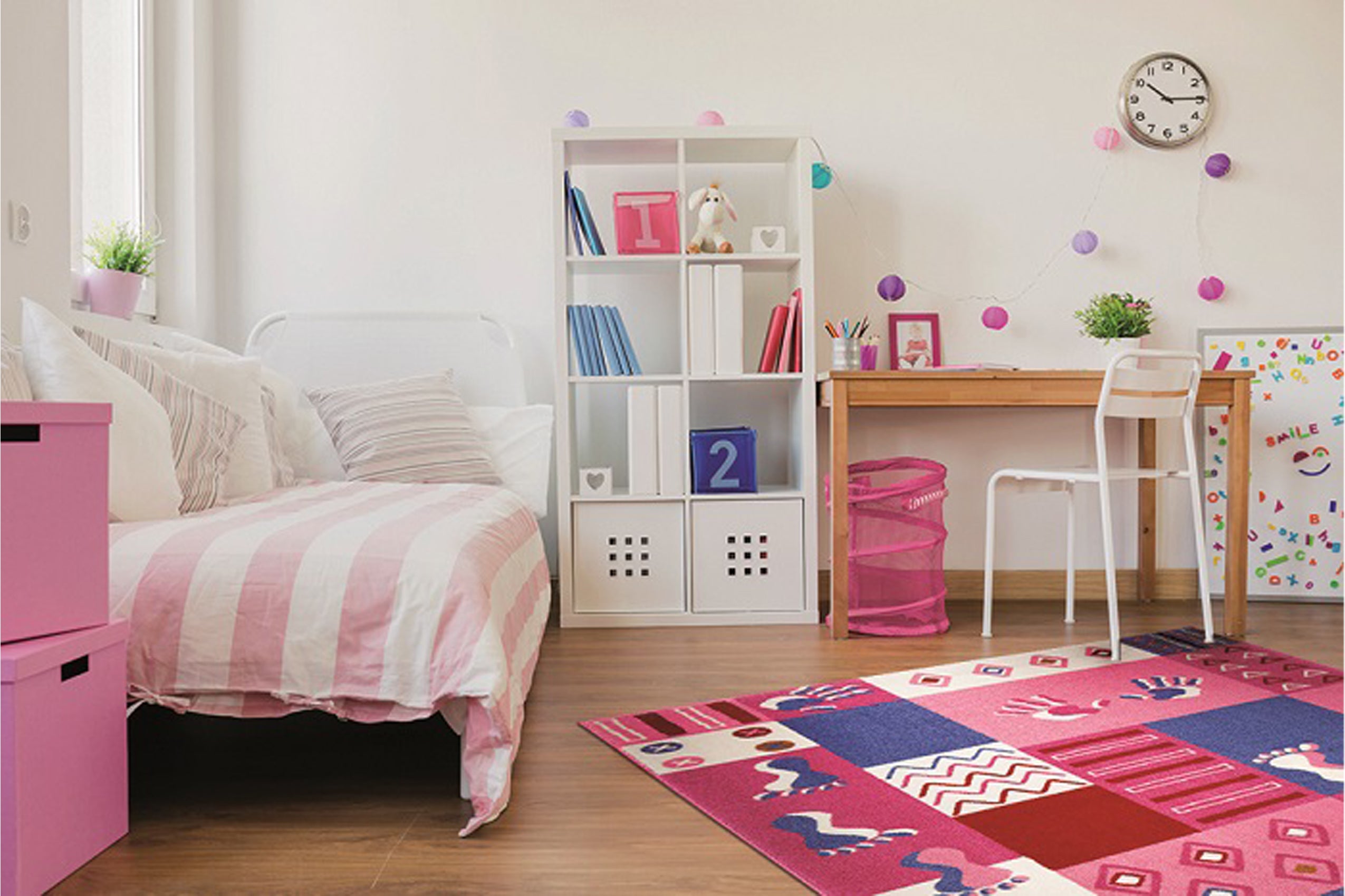 weconhome-kinderteppich-hand-feet-rosa-bunt-patchwork-weich image 4