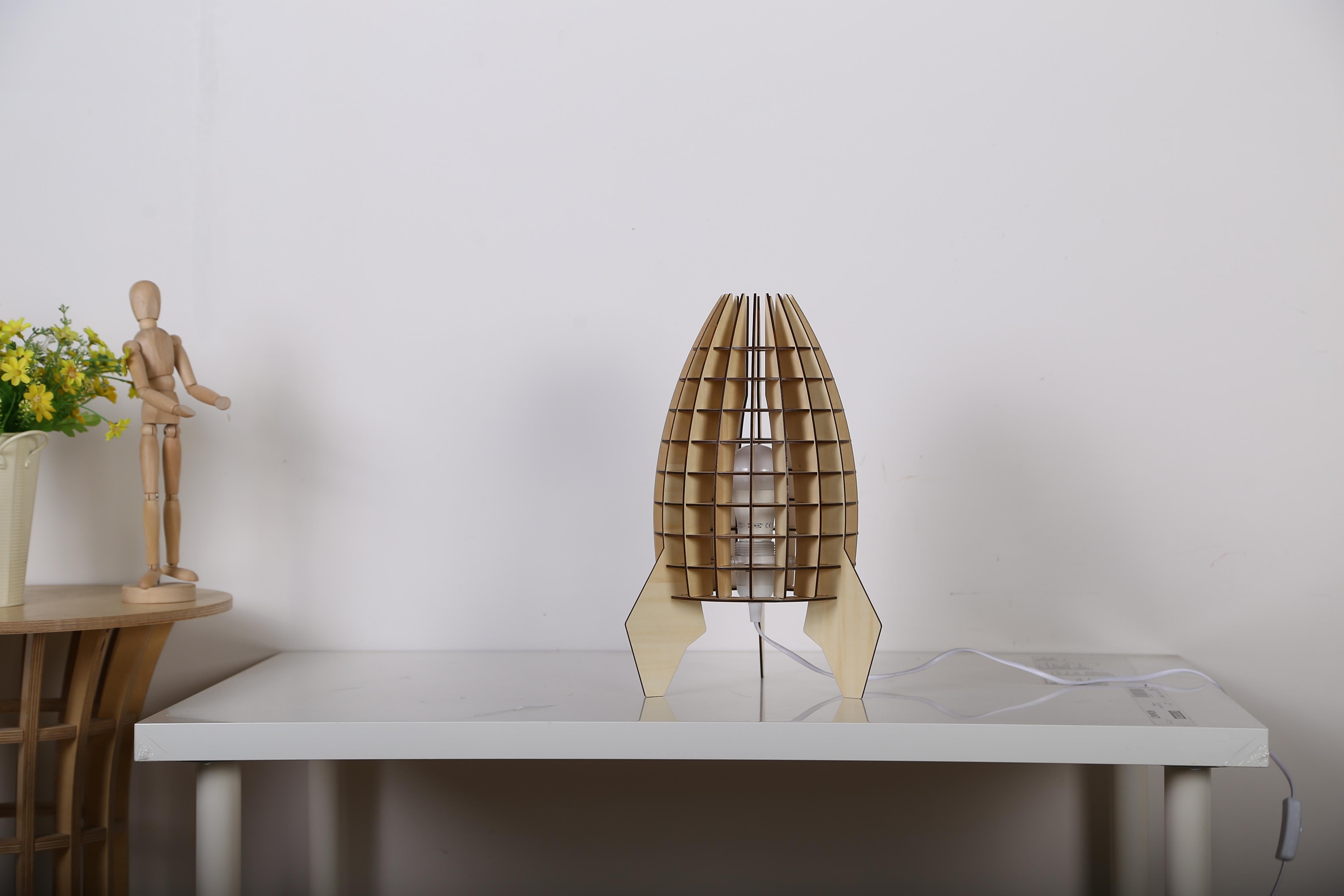 kayoom-tischlampe-aviator-holz-raketenform-aus-naturholz-mit-offener-lampenschir image 3