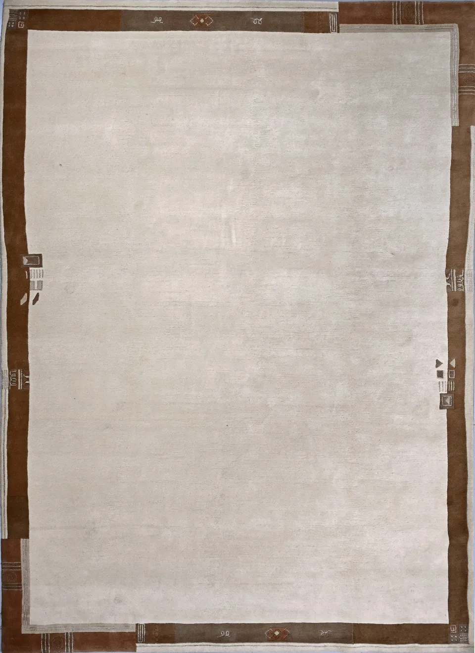 weconhome-handgekn-pfter-tibet-teppich-in-beige-mit-schmaler-retro-bord-re-neuwe image 1