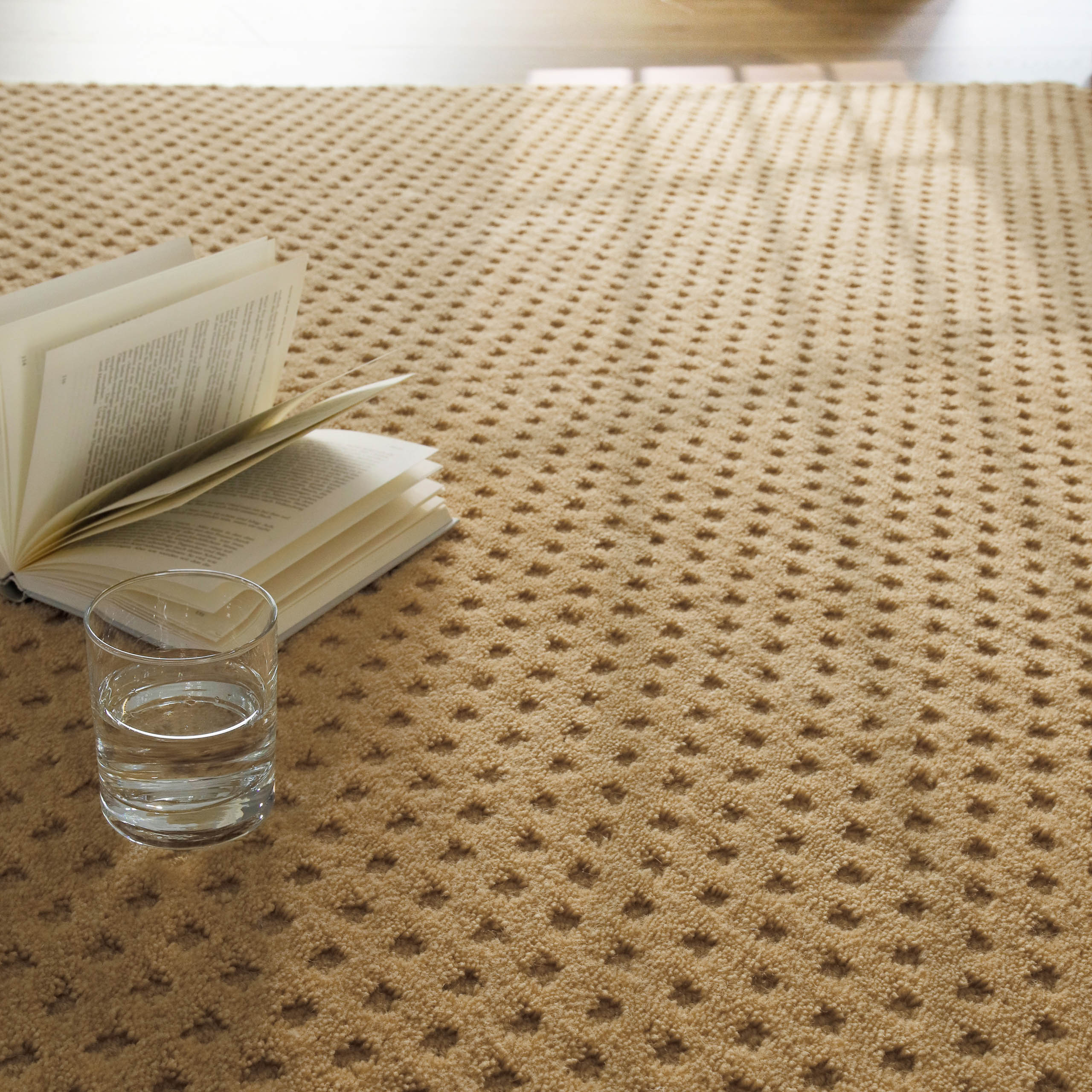 weconhome-castello-three-kurzflor-teppich-aus-schurwolle-in-sand-beige-handgeweb image 6