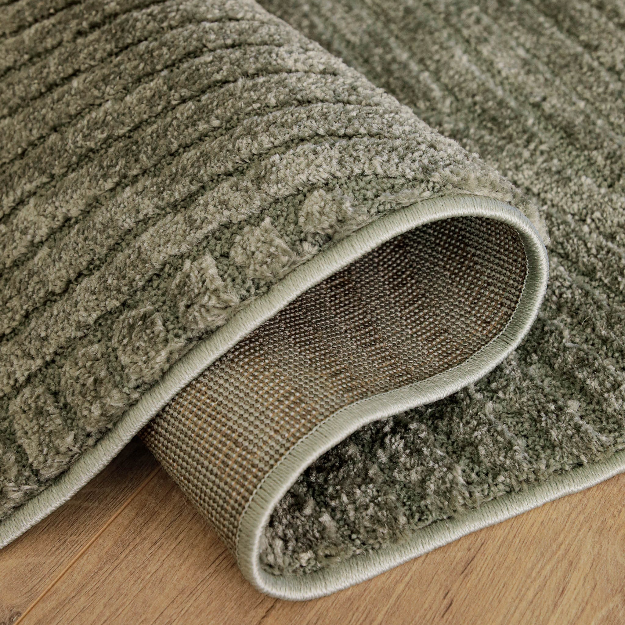 weconhome-kurzflorteppich-bolen-oliv-gr-n-3d-grafikmuster-jute-r-cken-14-mm-flor image 4