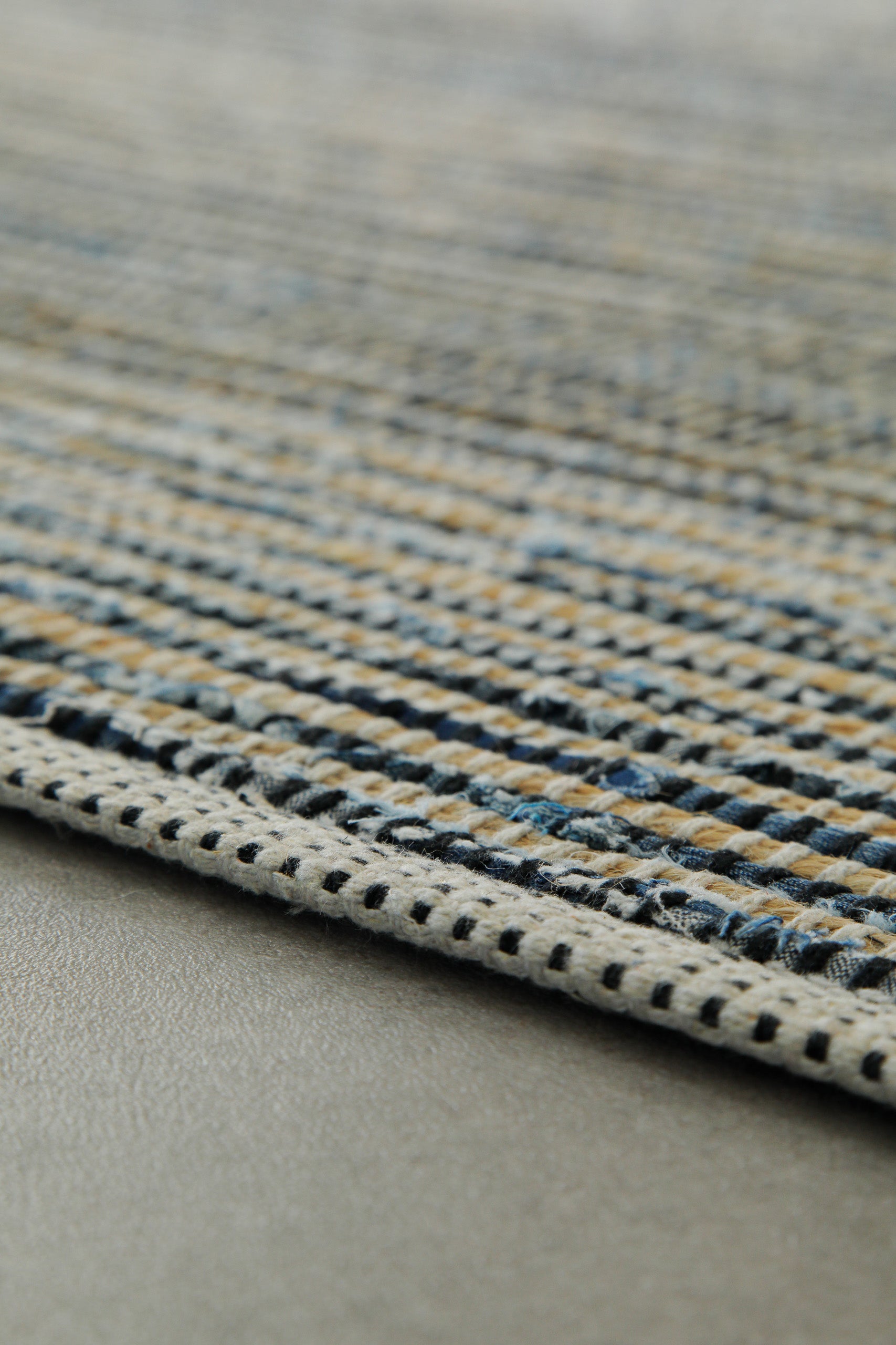 weconhome-denim-feels-handwebteppich-blau-kelim-jute-denim image 4