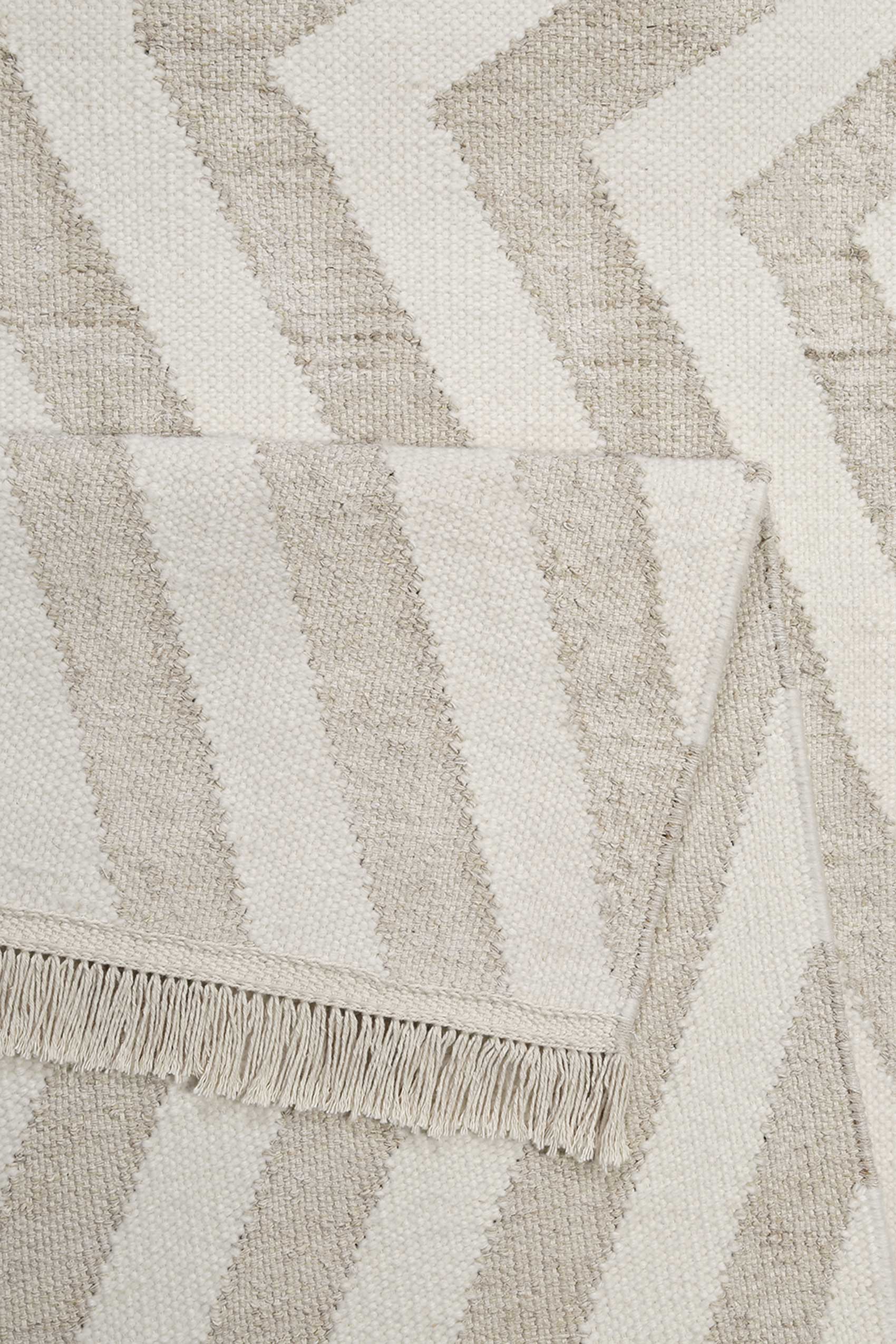 weconhome-edgy-corners-kelim-teppich-beige-naturfaser image 3