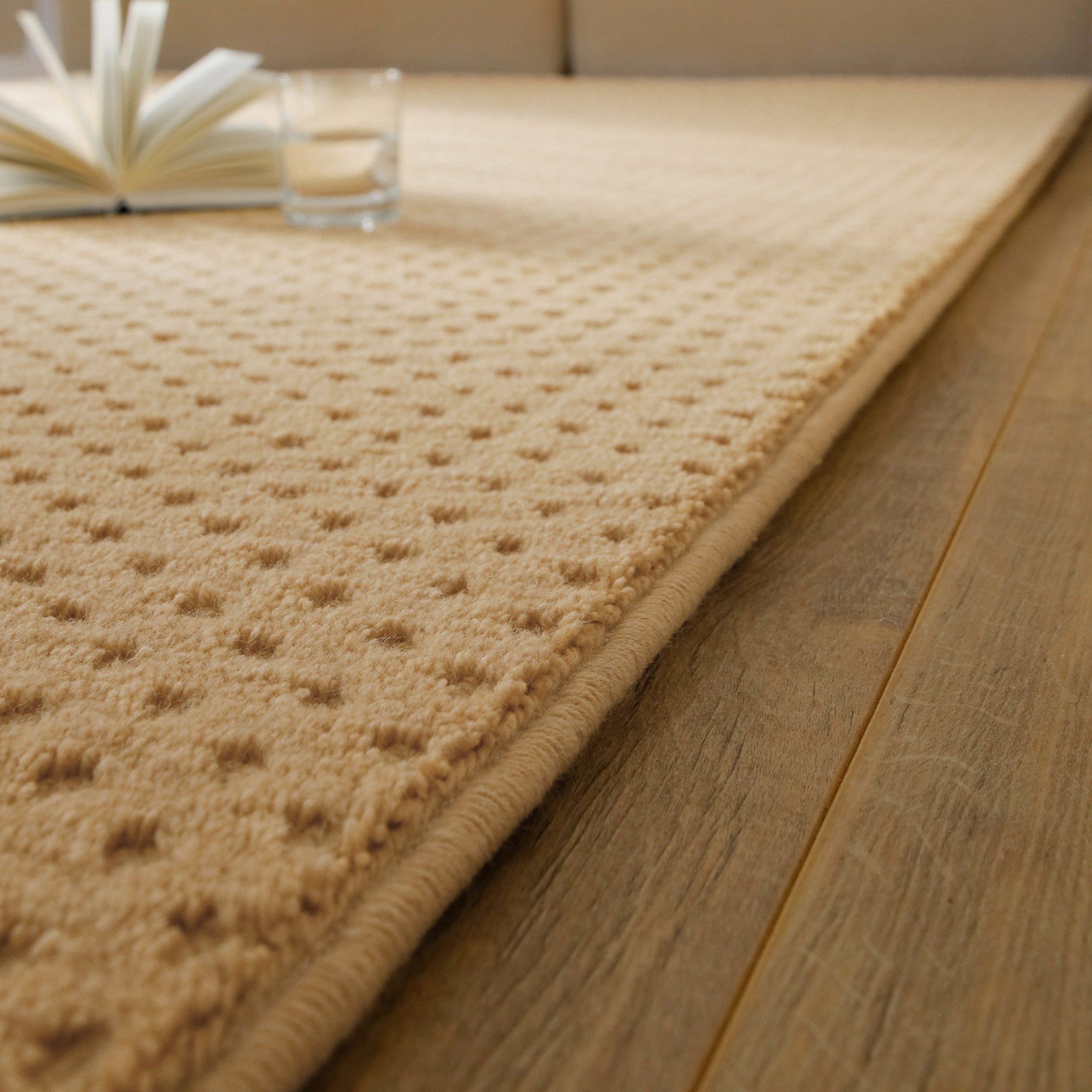 weconhome-castello-three-kurzflor-teppich-aus-schurwolle-in-sand-beige-handgeweb image 4