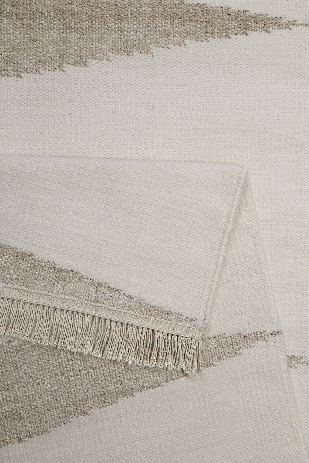 weconhome-kelim-teppich-smart-triangle-sand-beige-handgewebt-naturfaser image 4
