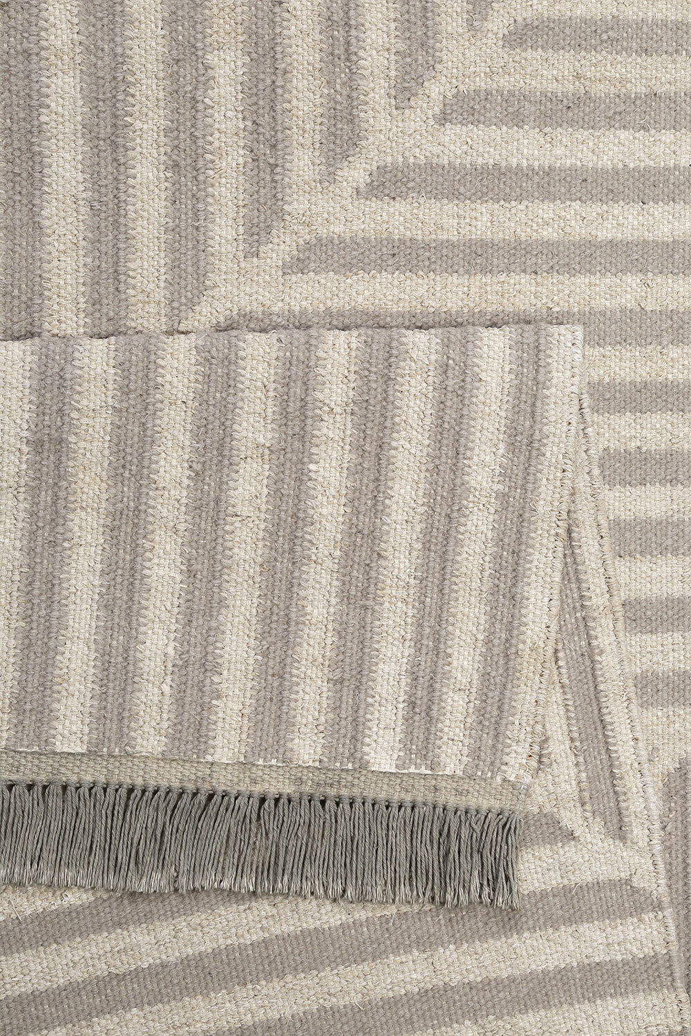 weconhome-kelim-teppich-irregular-fields-grau-beige-handgewebt-aus-naturfaser image 3