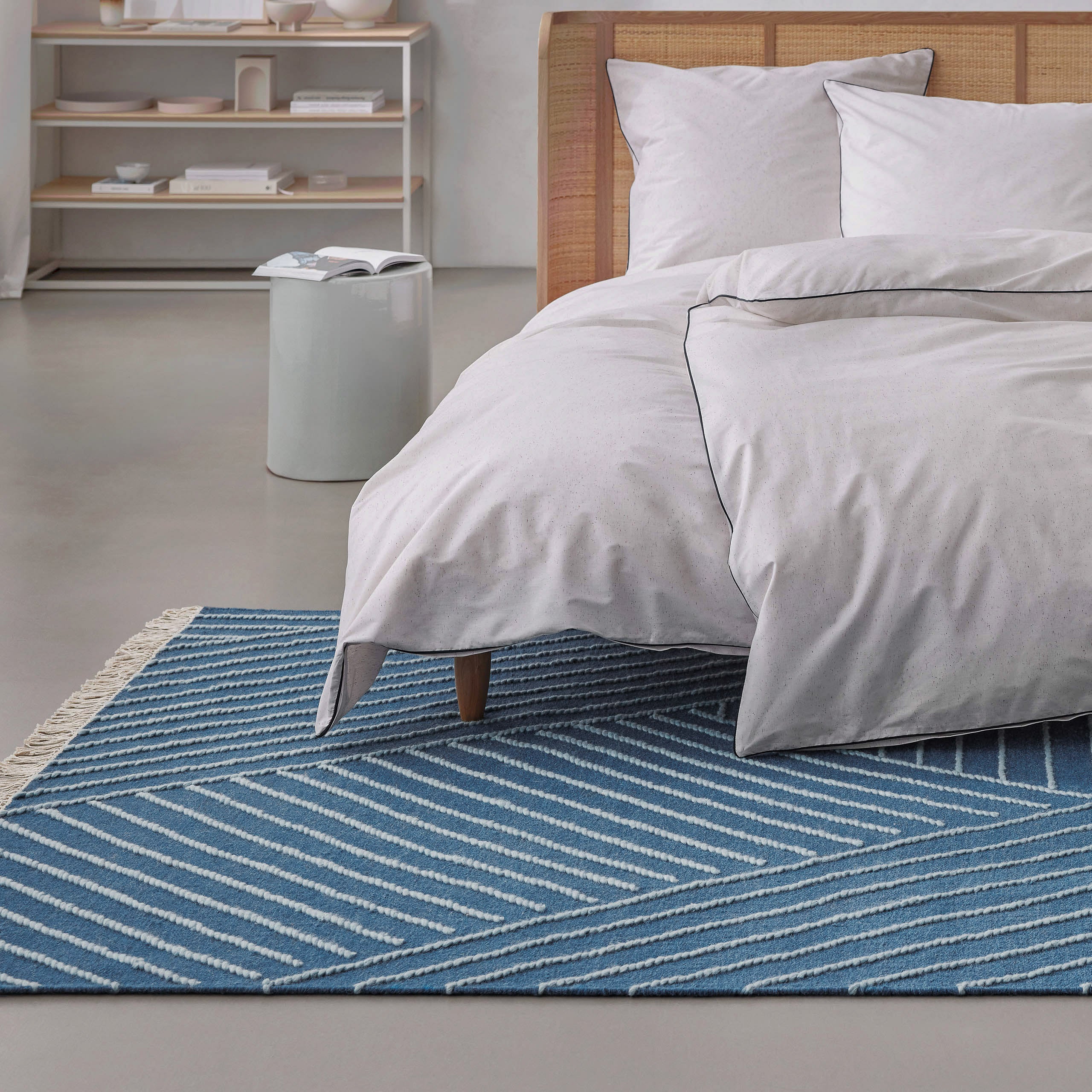 weconhome-kelim-teppich-ocean-lines-blau-handgewebter-kurzflor-teppich-aus-100-s image 2
