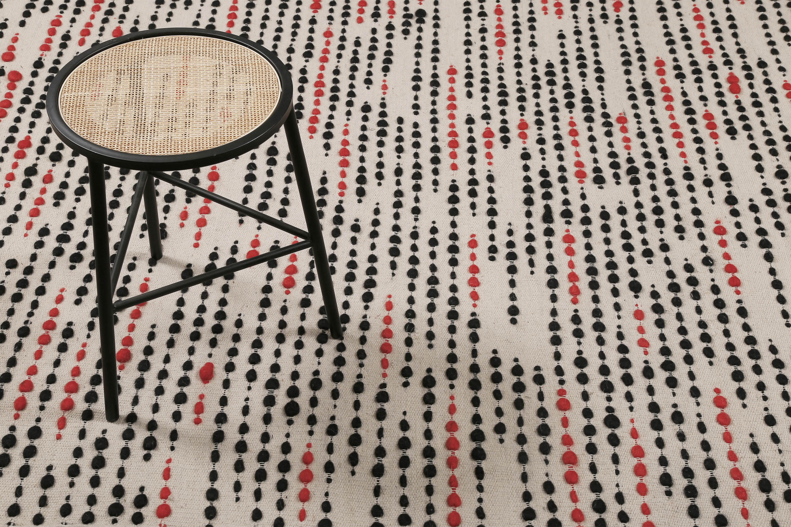 weconhome-london-red-wollteppich-creme-beige-punkte-hoch-tief image 5