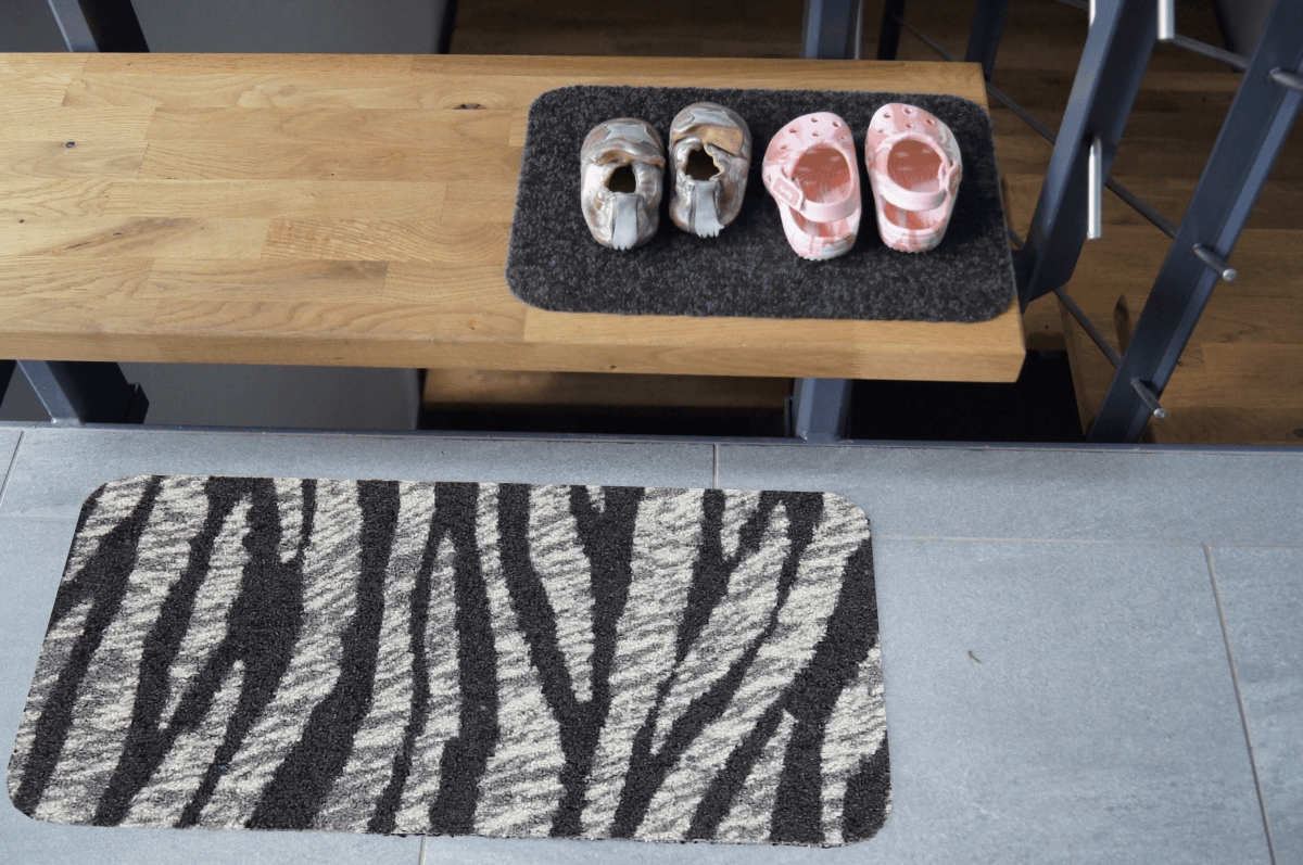 salonloewe-zebrafell-minimatte-30-x-60-cm image 2