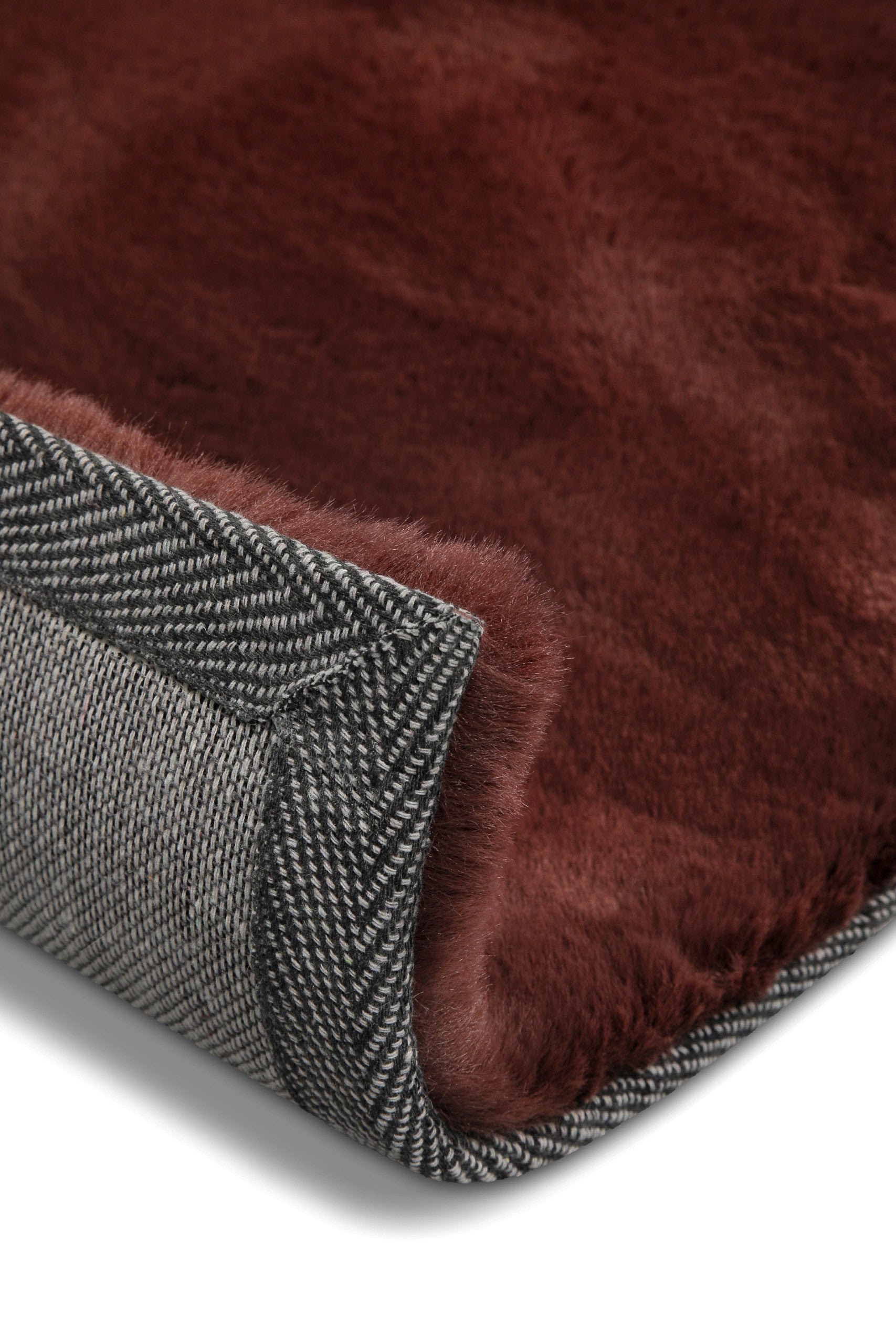 weconhome-basics-kunstfell-teppich-anna-bordeaux-flauschig-weich-getuftet-rechte image 7