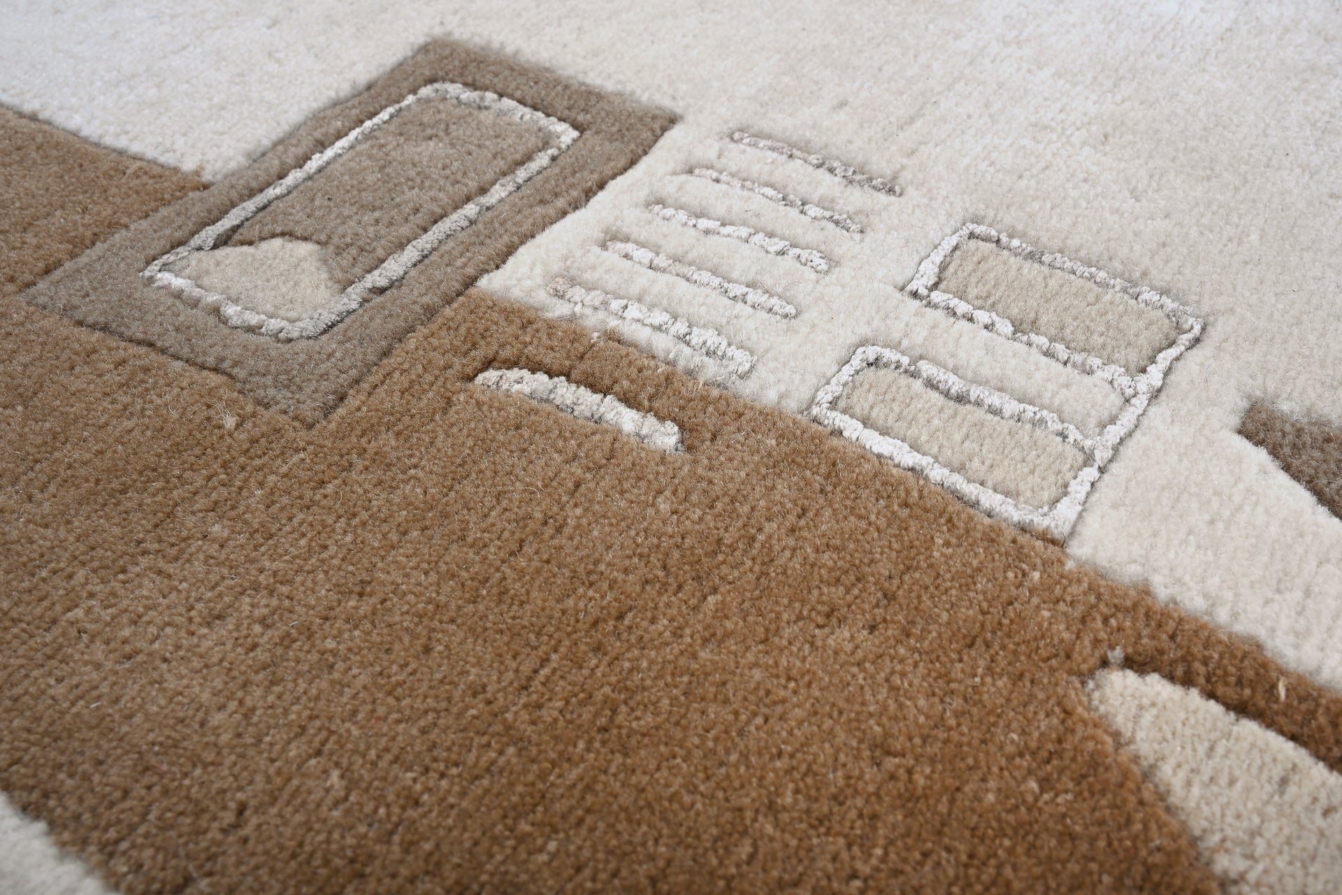 weconhome-handgekn-pfter-tibet-teppich-in-beige-mit-schmaler-retro-bord-re-neuwe image 4